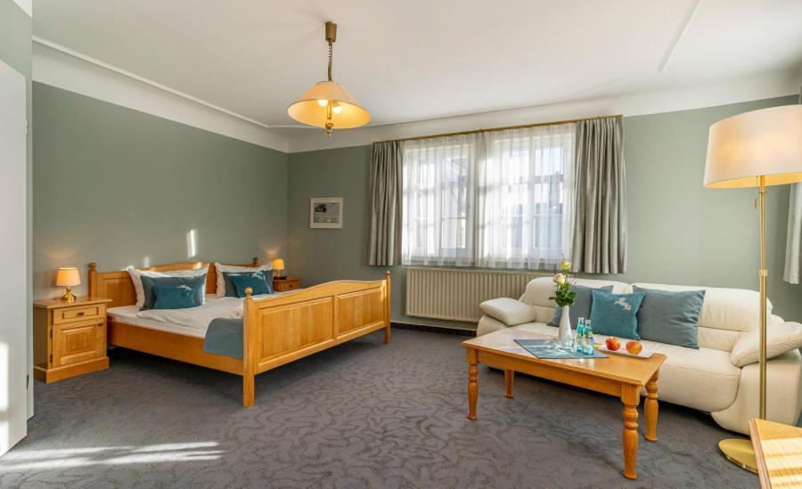 Hotel Ross Zwönitz エクステリア 写真