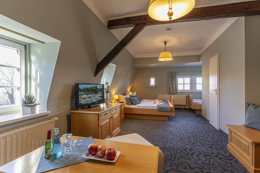 Hotel Ross Zwönitz エクステリア 写真